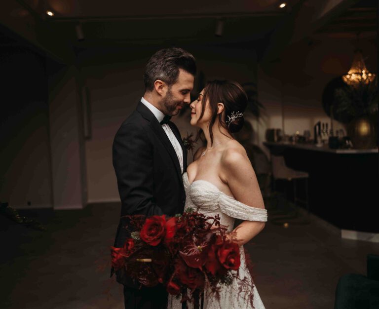 Hochzeitspaar beim Brautpaarshooting in der Hochzeitlocation Maison La Vette