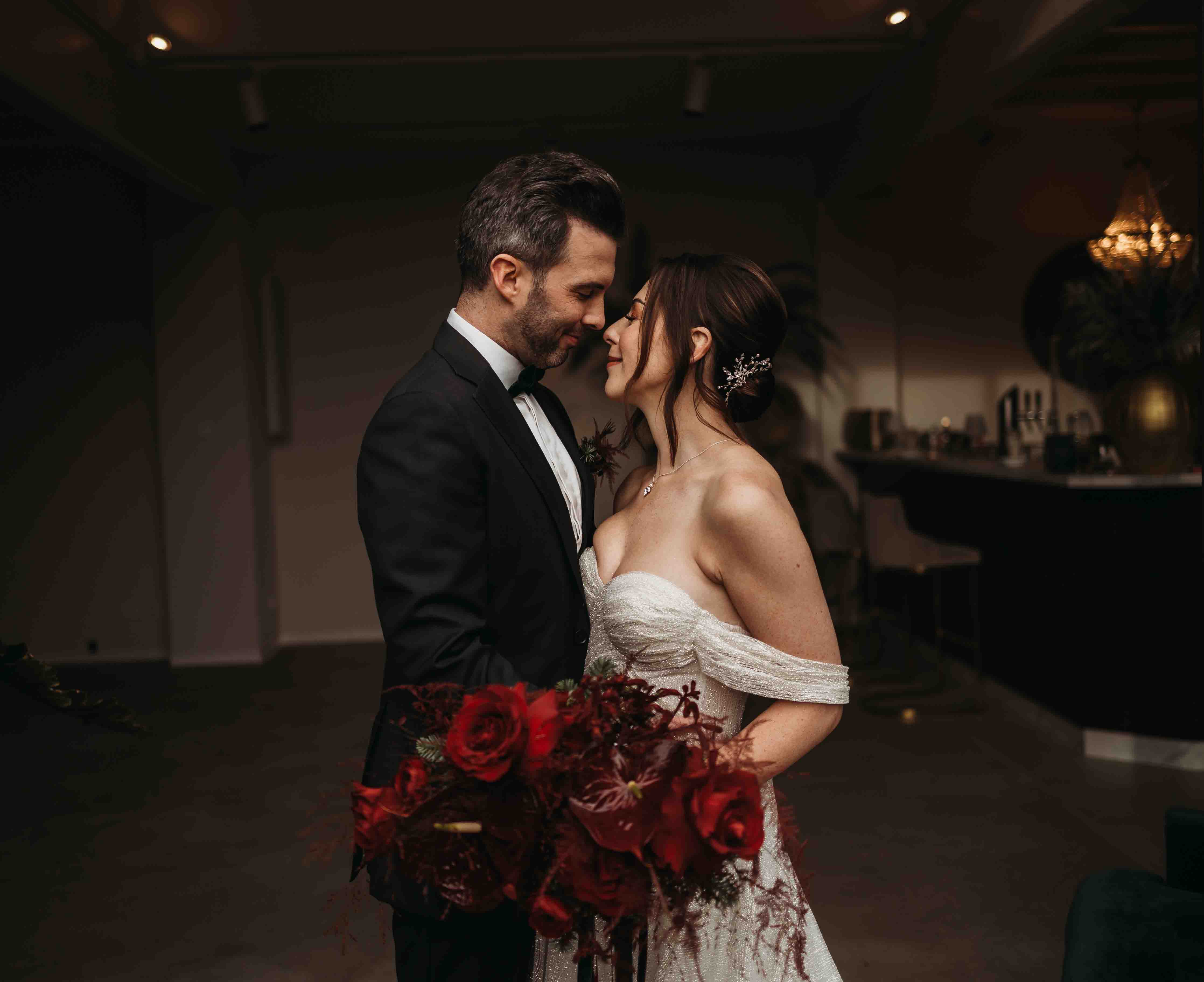 Hochzeitspaar beim Brautpaarshooting in der Hochzeitlocation Maison La Vette