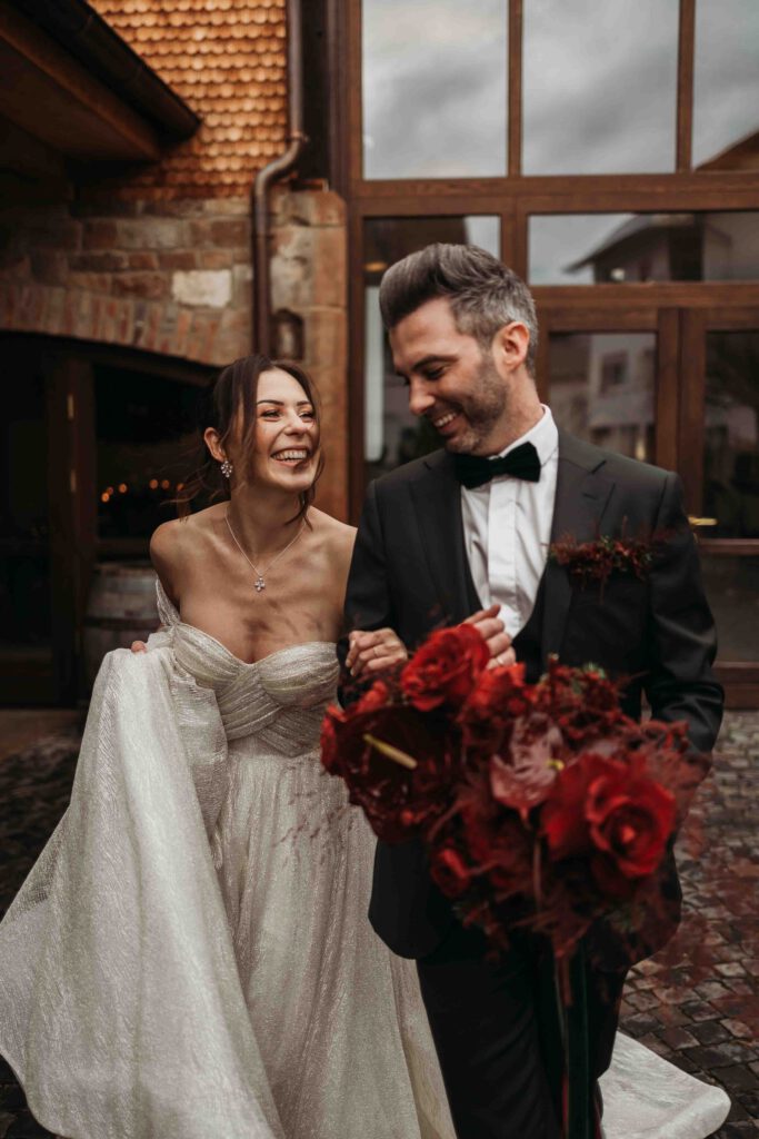 Hochzeitspaar beim Brautpaarshooting in der Hochzeitlocation Maison La Vette