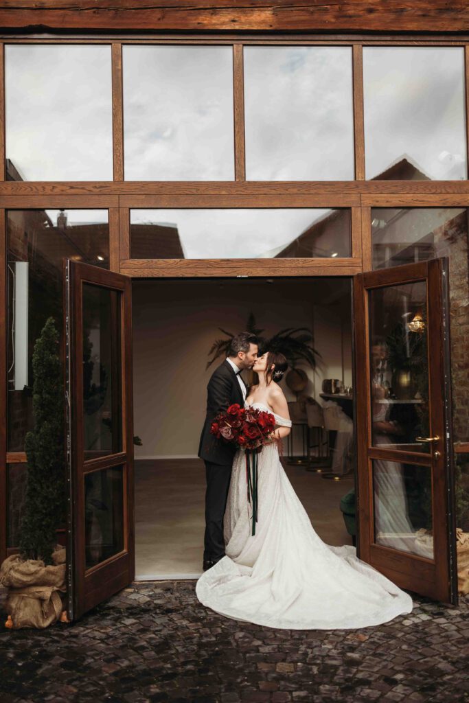 Hochzeitspaar beim Brautpaarshooting in der Hochzeitlocation Maison La Vette